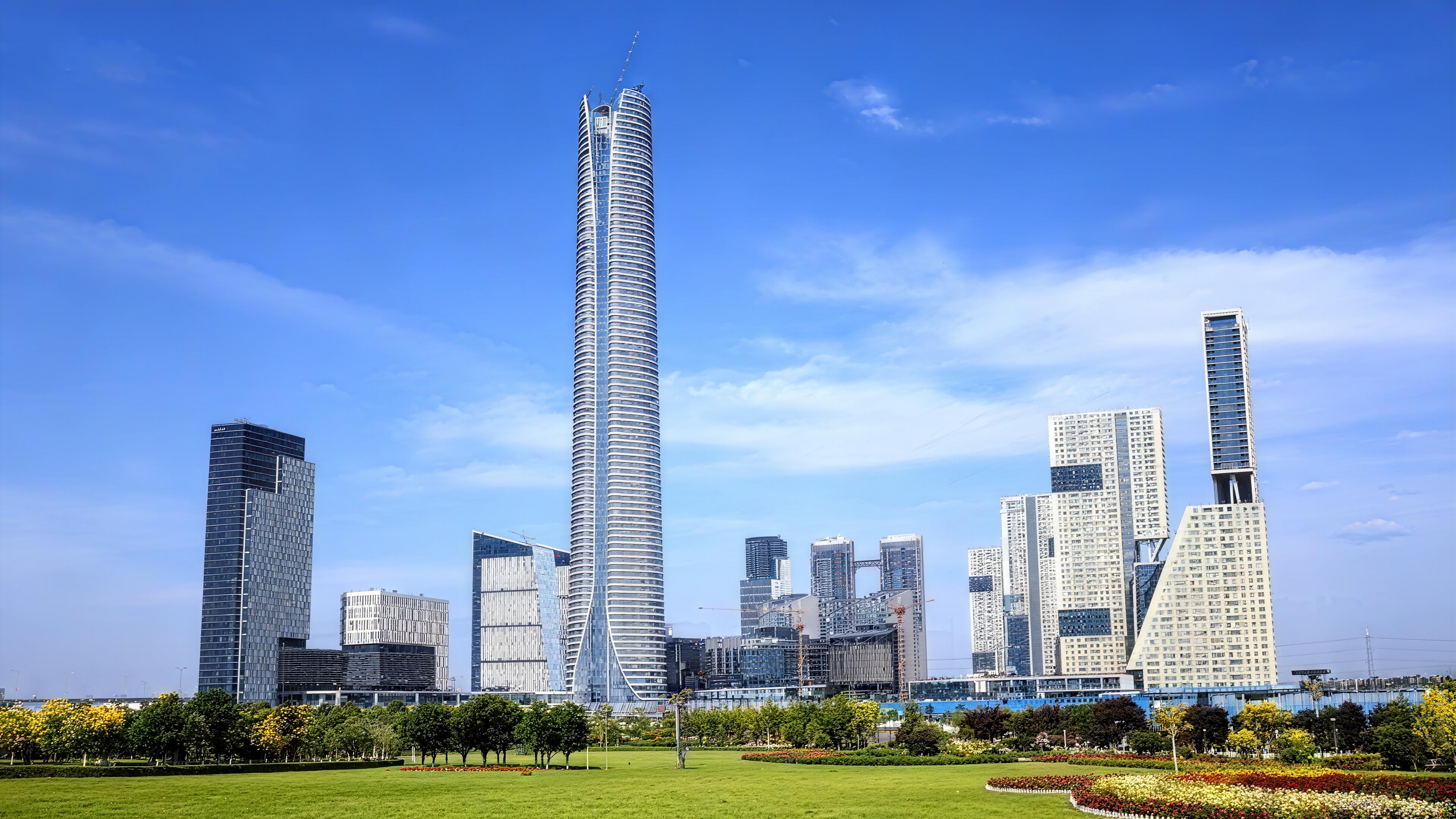 jimeng-2025-10-22-4169-在下方加高区域添加丰富的绿植景观，包括草坪、树木、花坛等绿化元素.jpg